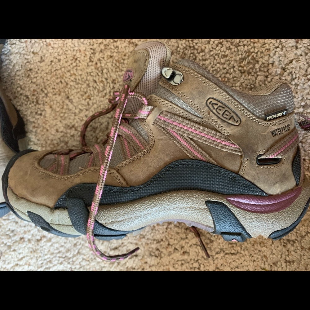 Keen ankle hiking boots. Women’s size 6.